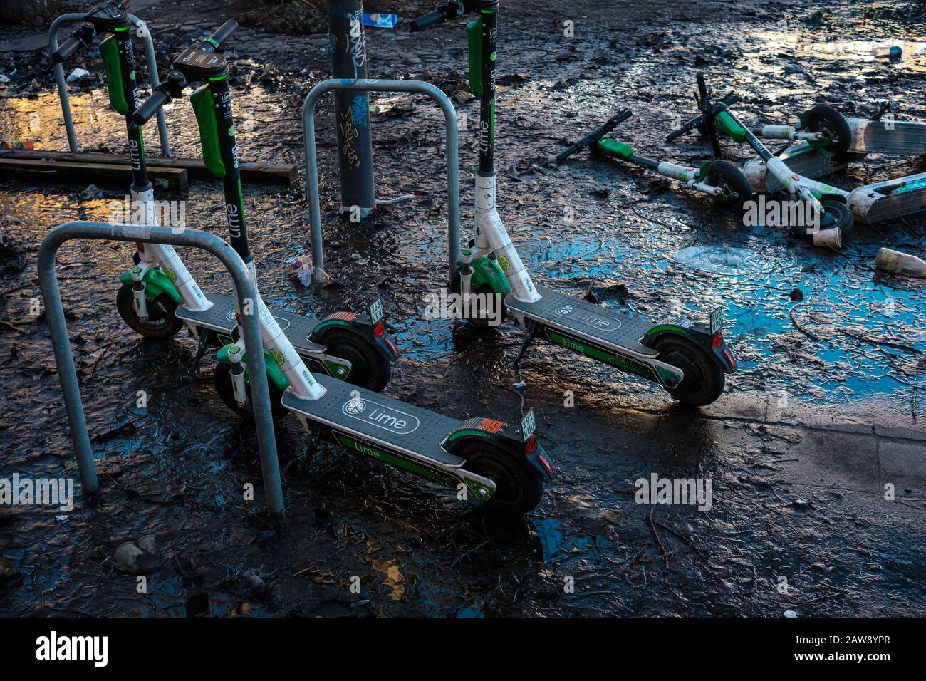 Berlino, Germania - Febbraio, 2020: Scooter elettronico o e-Scooter della società Lime che si trova sul pavimento sporco a Berlino Foto Stock