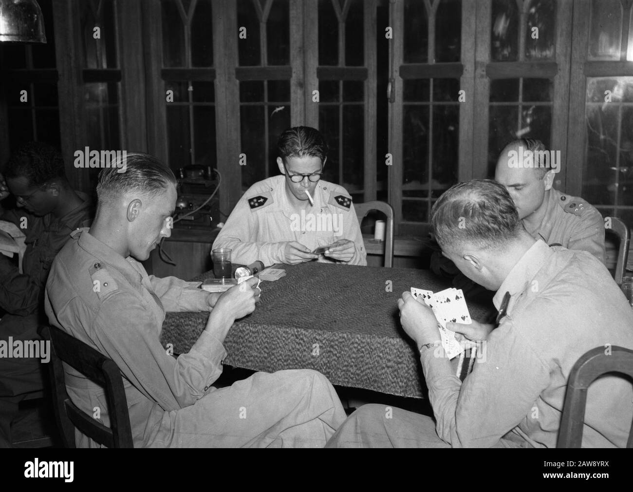 [Ufficiali, tra cui un secondo tenente, un capitano e una carta da gioco cappellano] Data: 01/01/1947 luogo: Indonesia Indie Orientali olandesi : Unknown / DLC Titolare del copyright: National Archives Materiale tipo: Negativo (nero / bianco) archivio numero di inventario: Vedi accesso 2.24.04.02 Foto Stock