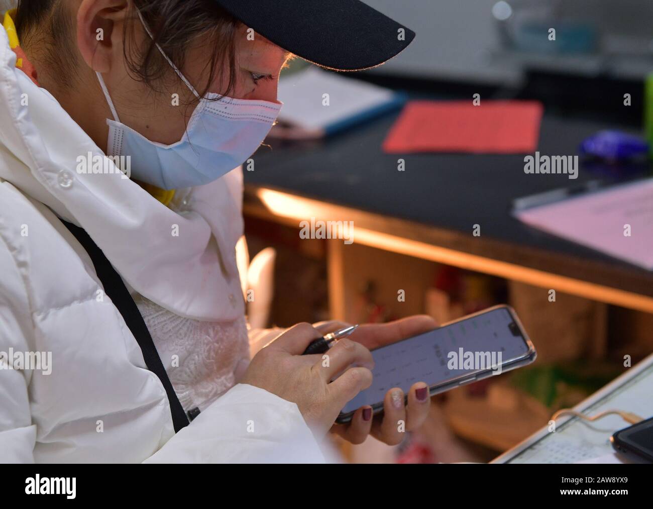 Wuhan, Provincia Cinese Di Hubei. 7th Feb, 2020. Un lavoratore della comunità chiede telefonicamente la temperatura corporea degli anziani nel distretto di Jiang'an, Wuhan, nella provincia centrale cinese di Hubei, 7 febbraio 2020. Wuhan, l'epicentro del nuovo focolaio di coronavirus, sta combattendo le comunità per garantire che ogni paziente confermato o sospetto sia localizzato e frequentato. Credito: Li He/Xinhua/Alamy Live News Foto Stock