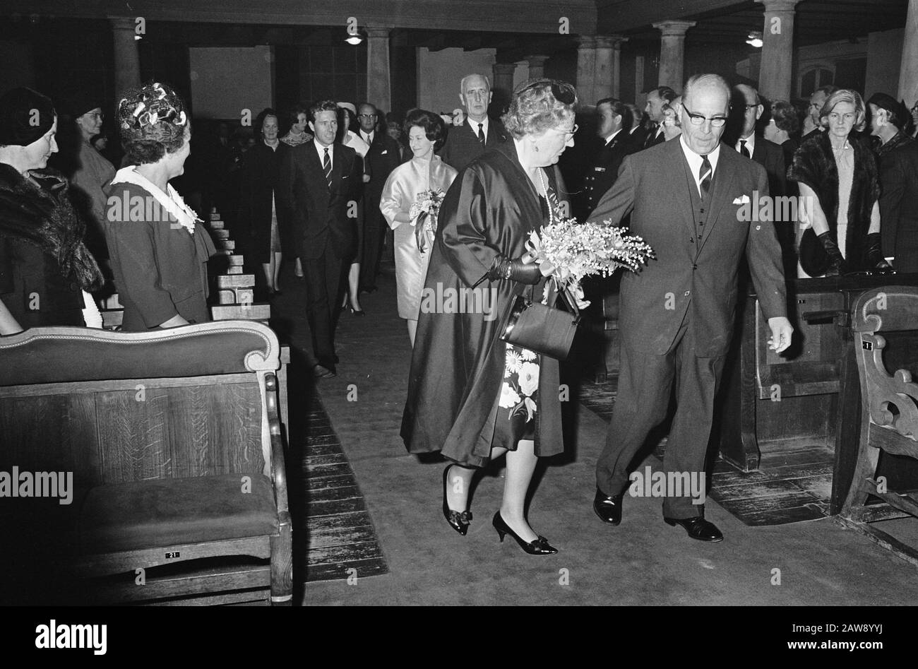 Visita della Principessa Margherita d'Inghilterra e Lord Snowdon in Olanda per celebrare l'apertura della settimana britannica ad Amsterdam Conferenza sulla Società Olanda Inghilterra, arrivo della Regina Juliana Data: 16 maggio 1965 luogo: Olanda Parole Chiave: Arrivi, regine Nome Persona: Juliana (regina Olanda) Foto Stock