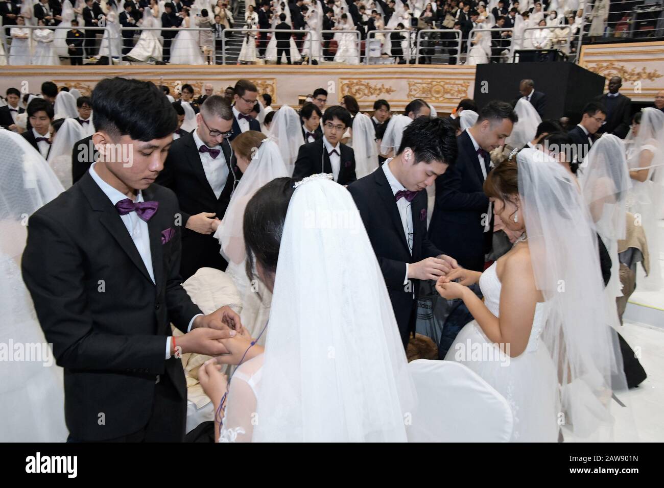 Gapyeong, Corea Del Sud. 07th Feb, 2020. Le 6000 coppie sposate di recente si scambiano gli anelli durante la cerimonia di benedizione della Federazione Familiare per la Pace e l'unificazione nel Centro Mondiale di Pace CheongShim a Gapyeong, Corea del Sud, venerdì 7 febbraio 2020. Foto di Keizo Mori/UPI Credit: UPI/Alamy Live News Foto Stock