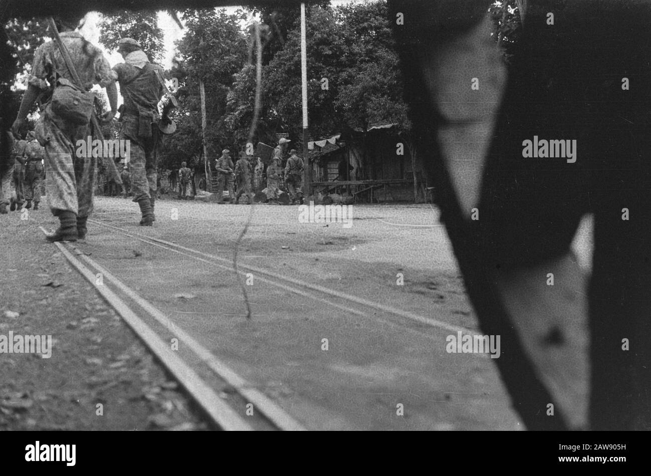 Entrata e avanzamento a Yogya da 1-15 Reggimento di fanteria [Soldati corrono su tramlines Yogyakarta in] Data: 19 dicembre 1948 Località: Indonesia, India Olandese Foto Stock