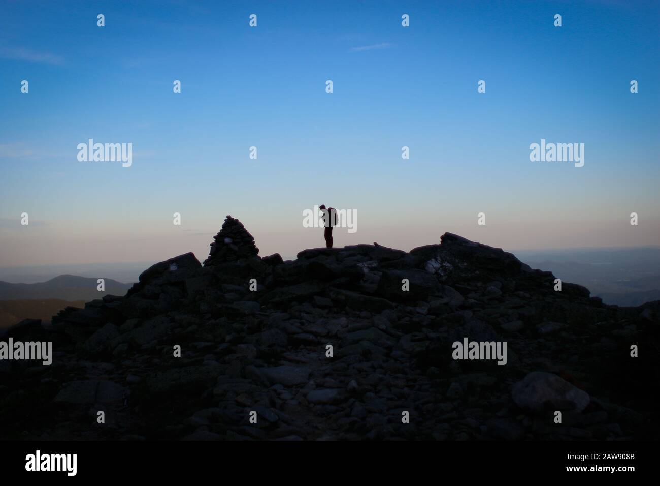 Silhouette con backpacking sul Monte Washington. Skyline blu sbiadito Foto Stock