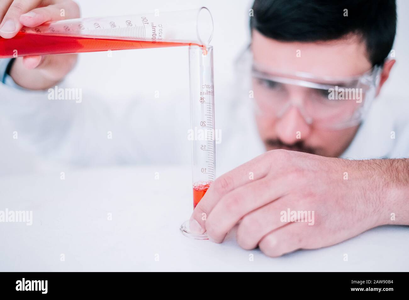 Un medico che effettua una ricerca medica in un laboratorio con provette Foto Stock