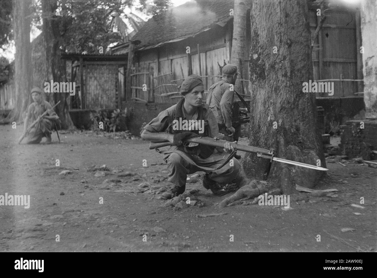 Alzati e entra nelle truppe olandesi soliste per le strade di solo. Tutti i punti strategici piccole quantità sono stazionati Annotazione: Citazione da Louis Zweers Censurato Guerra: In primo piano, il conscript militare M.A.P. il lungo. I suoi genitori erano la pubblicazione di questo quadro nella settimanale illustrazione cattolica, quasi due mesi dopo questa azione, terribilmente spaventata. Il fotografo gli chiese di andare altrove a sedere in modo che il sole sarebbe meglio riflettere il luccicante baionetta Data: 21 dicembre 1948 posizione: Indonesia, Java, Dutch East Indies, solo Foto Stock