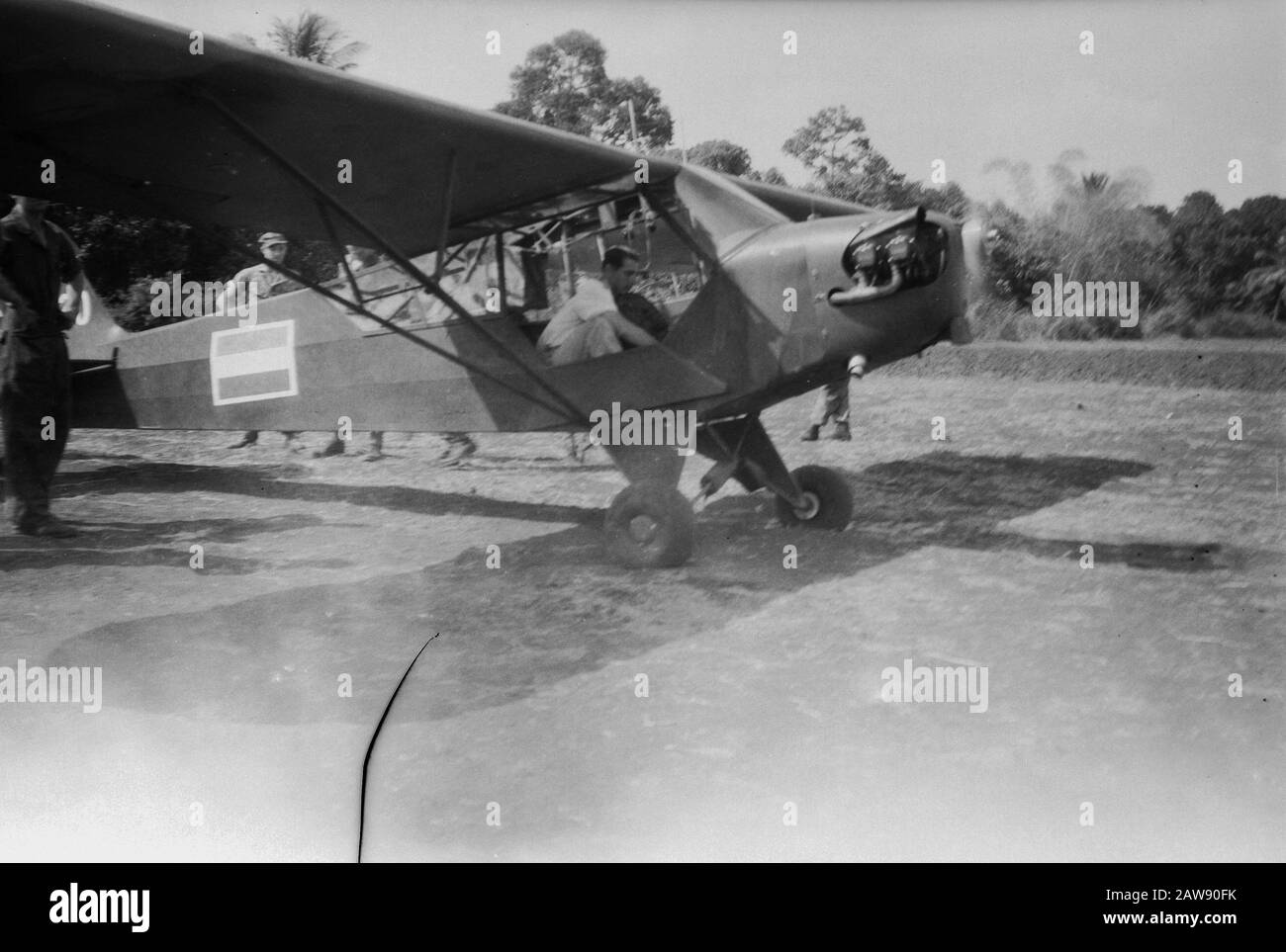 [Soldati e due civili in due cubs di Piper L-4 Grasshopper. Un aereo inizia annotazione: È un Piper Cub reg PC4-022. Dipendente 25-08-1946, rinumerato nel luglio 1947 a R-322. Il 04-01-1949 Ammortizzato Data: 01/01/1947 Luogo: Indonesia Indie Orientali Olandesi Foto Stock