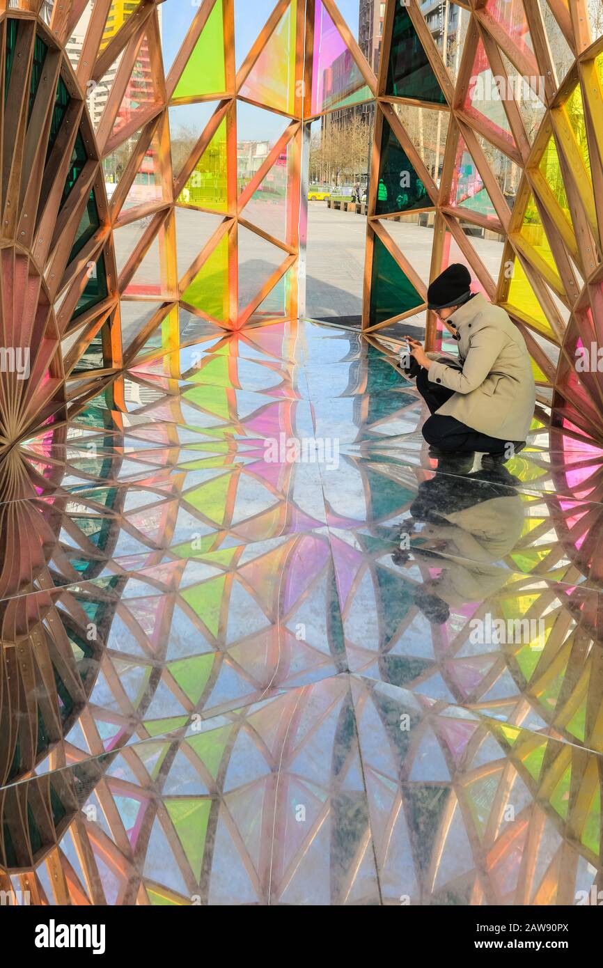 Coal Drops Yard, Londra, 07th Feb 2020. La gente gode dei riflessi colorati e dei motivi del 'Tempio delle Palme', installazione libera di opere d'arte all'aperto di Luke Jerram, ispirato alla cupola del Brunelleschi della Cattedrale di Firenze. La struttura a cupola della lamella è particolarmente colorata in un luminoso sole. Fu commissionato da Sky Arts in Italia per la presentazione in Piazza Lewis Cubitt, vicino alla Croce del Re e rimarrà in situ fino al 17th febbraio 2020. Credito: Imageplotter/Alamy Live News Foto Stock