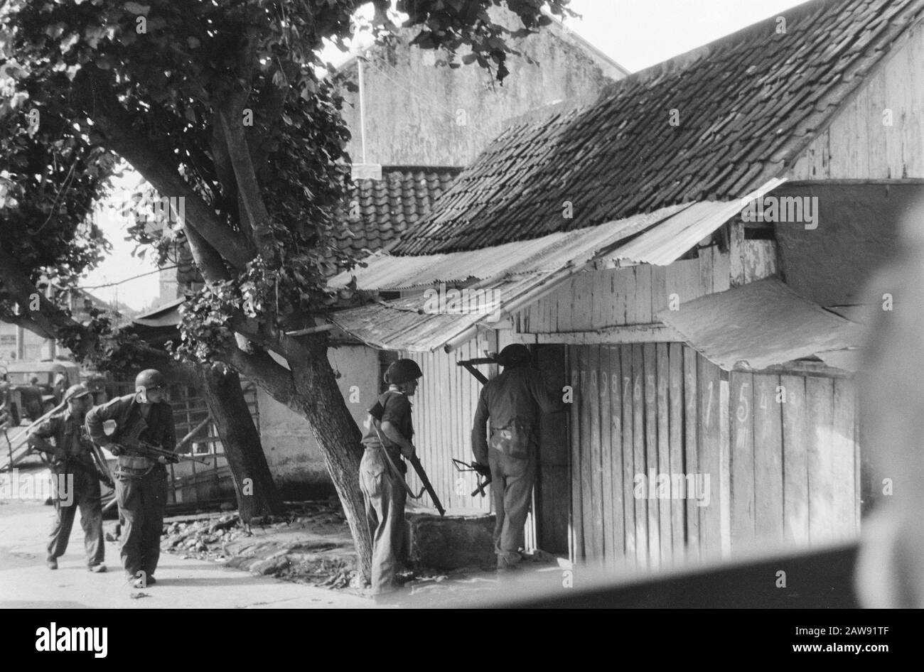 Ascesa e liberazione dai soldati olandesi Kediri cerca una casa Data: Dicembre 1948 luogo: Indonesia, Jambi, Indie orientali olandesi, Sumatra Foto Stock