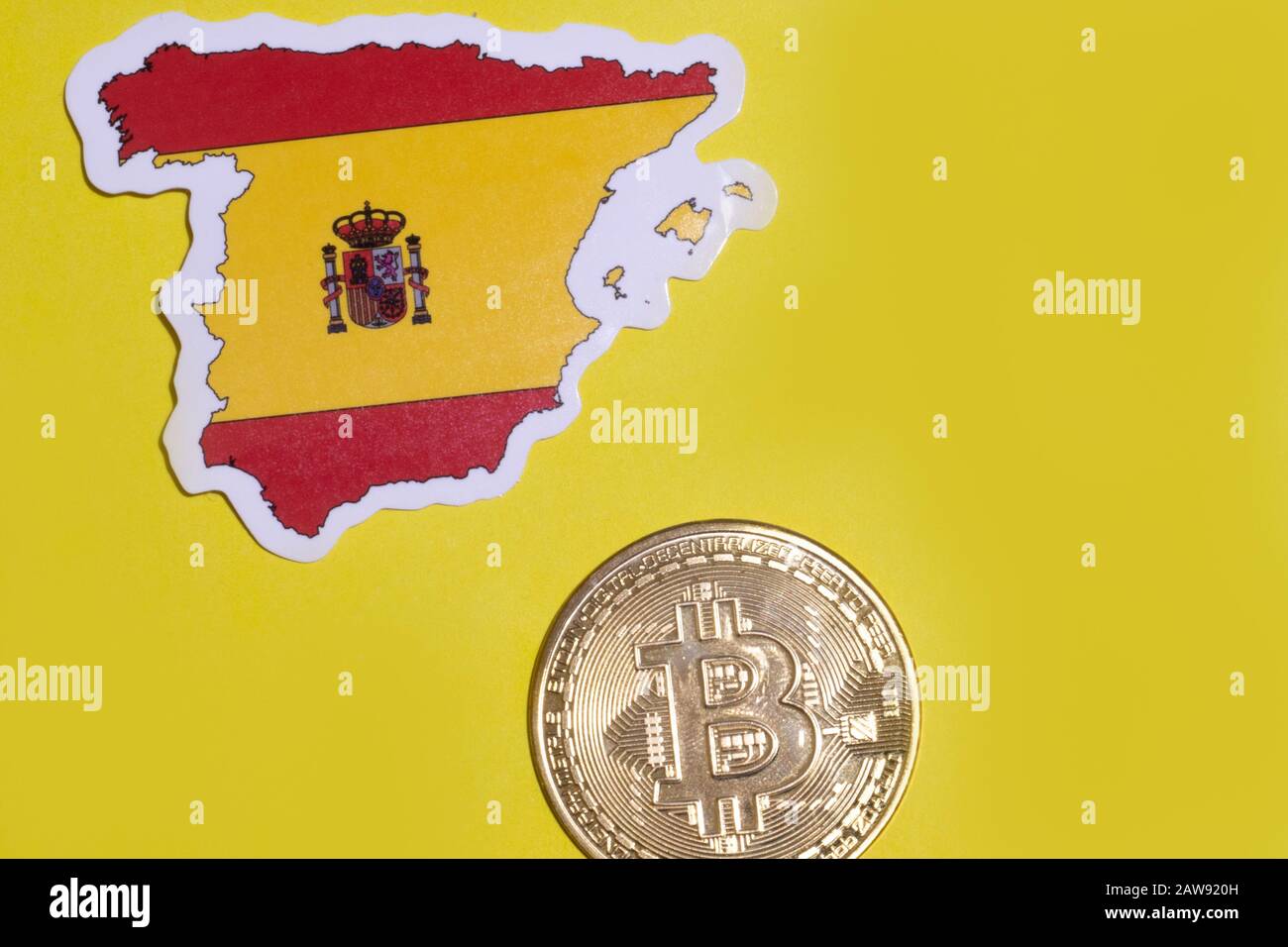Spagna Flag con Bitcoin piatto lay per illustrazione. Criptovaluta btc concetto di legge Foto Stock