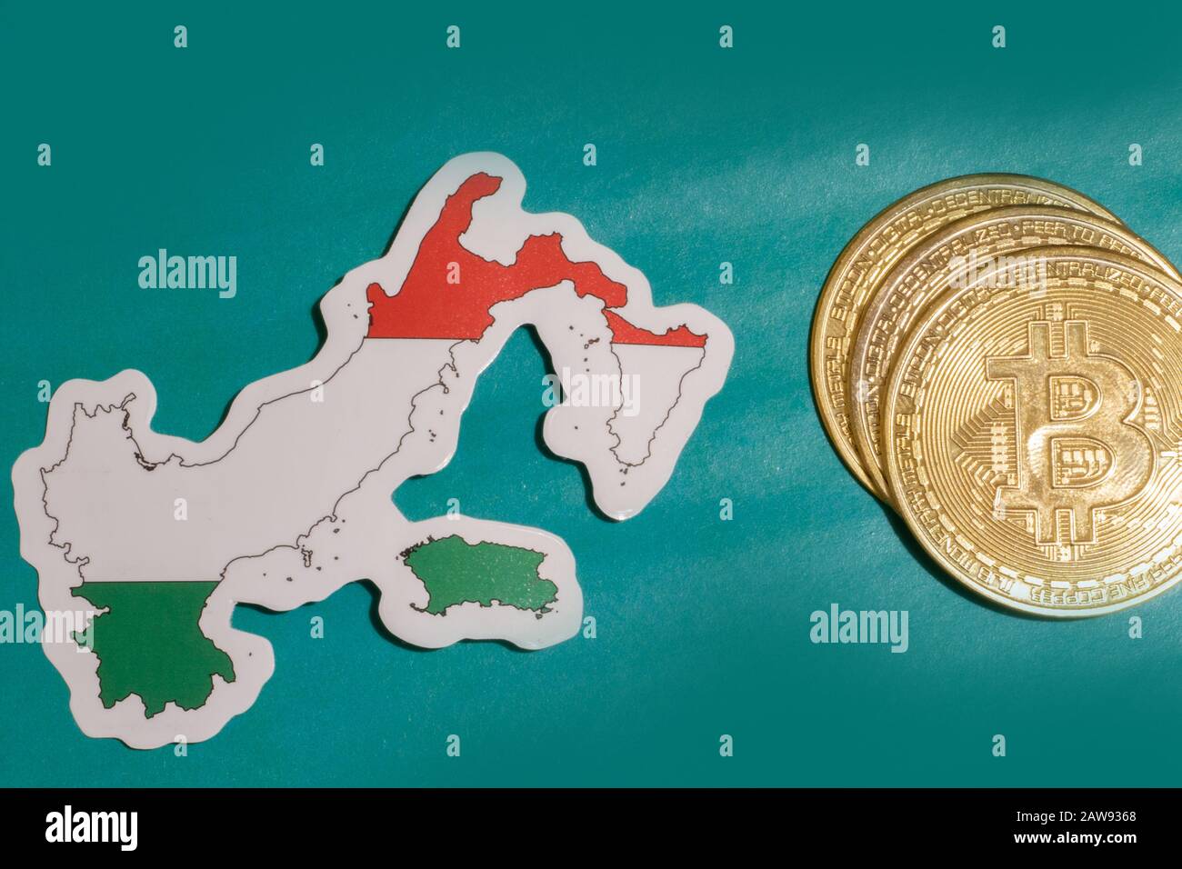 Bandiera Italia con piatto Bitcoin per illustrazione. Criptovaluta btc concetto di legge Foto Stock