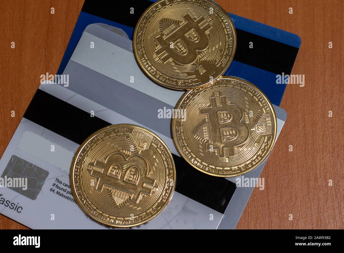 Criptovaluta BTC bitcoin con vista dall'alto della carta di credito Foto Stock