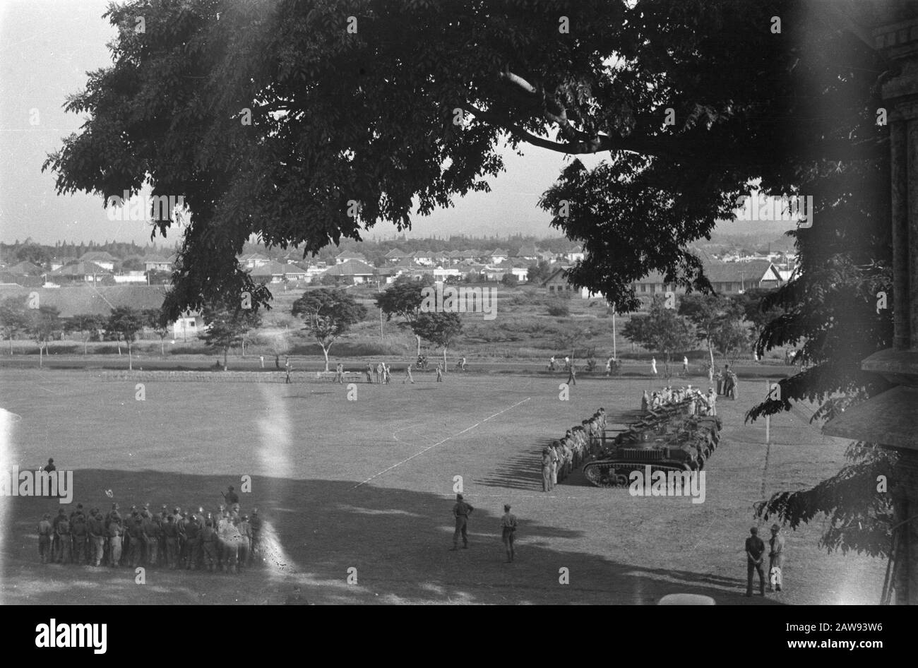 Presentazione dei premi al maggiore e tenente Luchsinger Forest Bandung Su un campo di calcio sono cinque carri armati Stuart della 2nd Squadron Armored Cars redatto. Prima di equipaggio in piedi. Ha lasciato una guardia d'onore. Di fronte al campo, una fila di sedie Data: 2 novembre 1946 Ubicazione: Bandung, Indonesia, Indie Orientali Olandesi Foto Stock