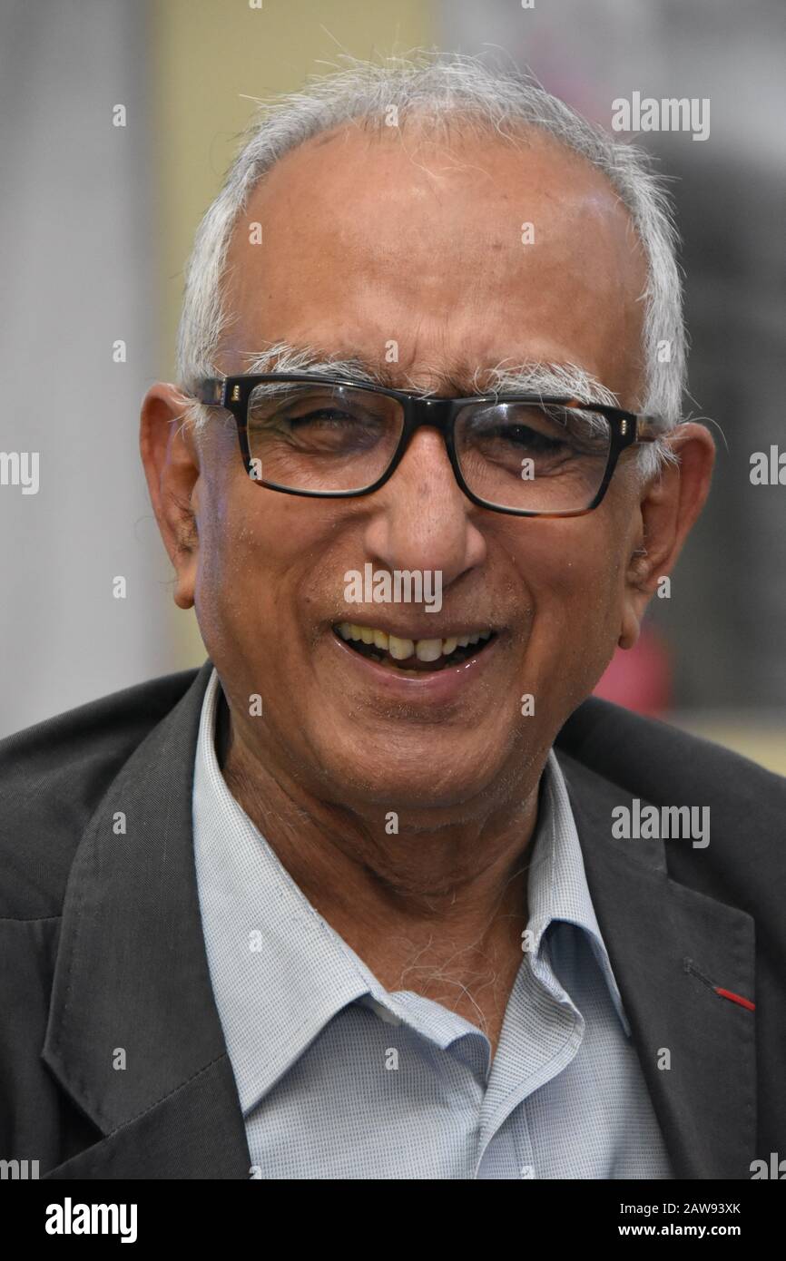 Calcutta, India. 07th Feb, 2020. Dr. Bikas C. Sanyal, ex consigliere dell'UNESCO e direttore di Maison de l'Inde, al programma di sensibilizzazione in Science City sul recente Romanzo Coronavirus focolaio in Cina. (Foto Di Biswarup Ganguly/Pacific Press) Credito: Pacific Press Agency/Alamy Live News Foto Stock