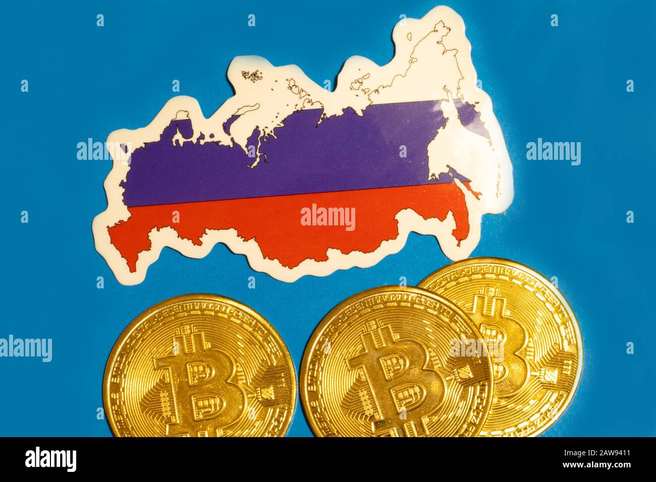 Bandiera della Russia con disposizione piatta di Bitcoin per illustrazione. Criptovaluta btc concetto di legge Foto Stock