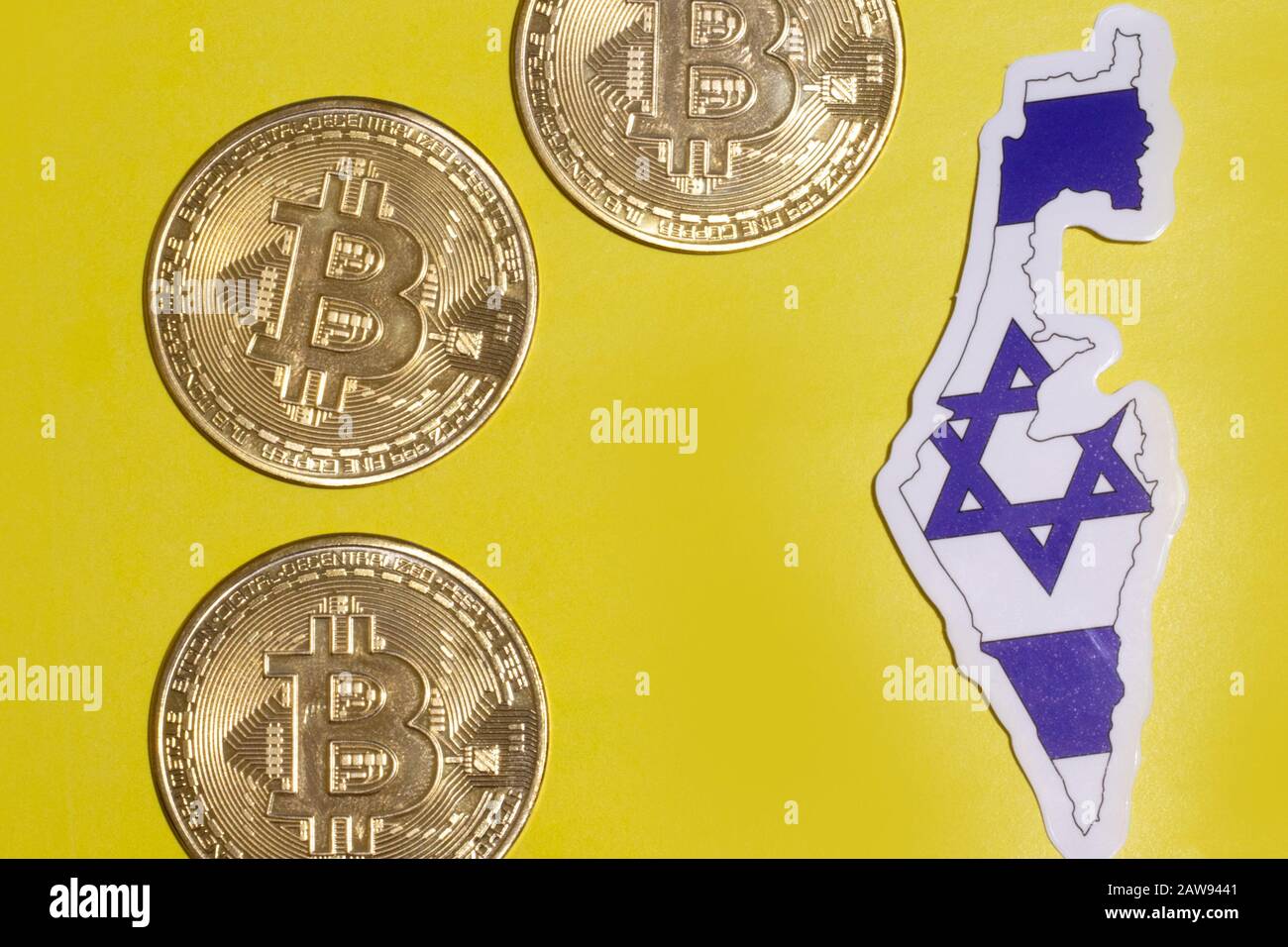 Bandiera di Israele con piatto di Bitcoin per illustrazione. Criptovaluta btc concetto di legge Foto Stock