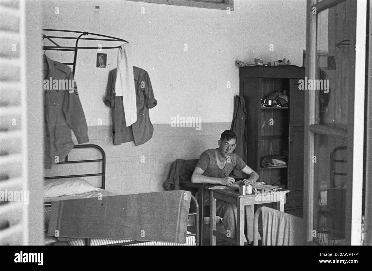 Relax Refuge Riposo Warrior Bandung. Soldier siede dietro un tavolo nella sua stanza Data: 01/01/1947 Ubicazione: Indonesia Indie Orientali Olandesi Foto Stock