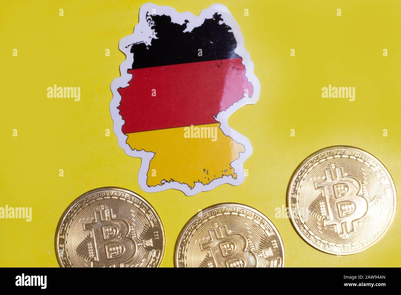 Germania bandiera con Bitcoin piatto lay per illustrazione. Criptovaluta btc concetto di legge Foto Stock