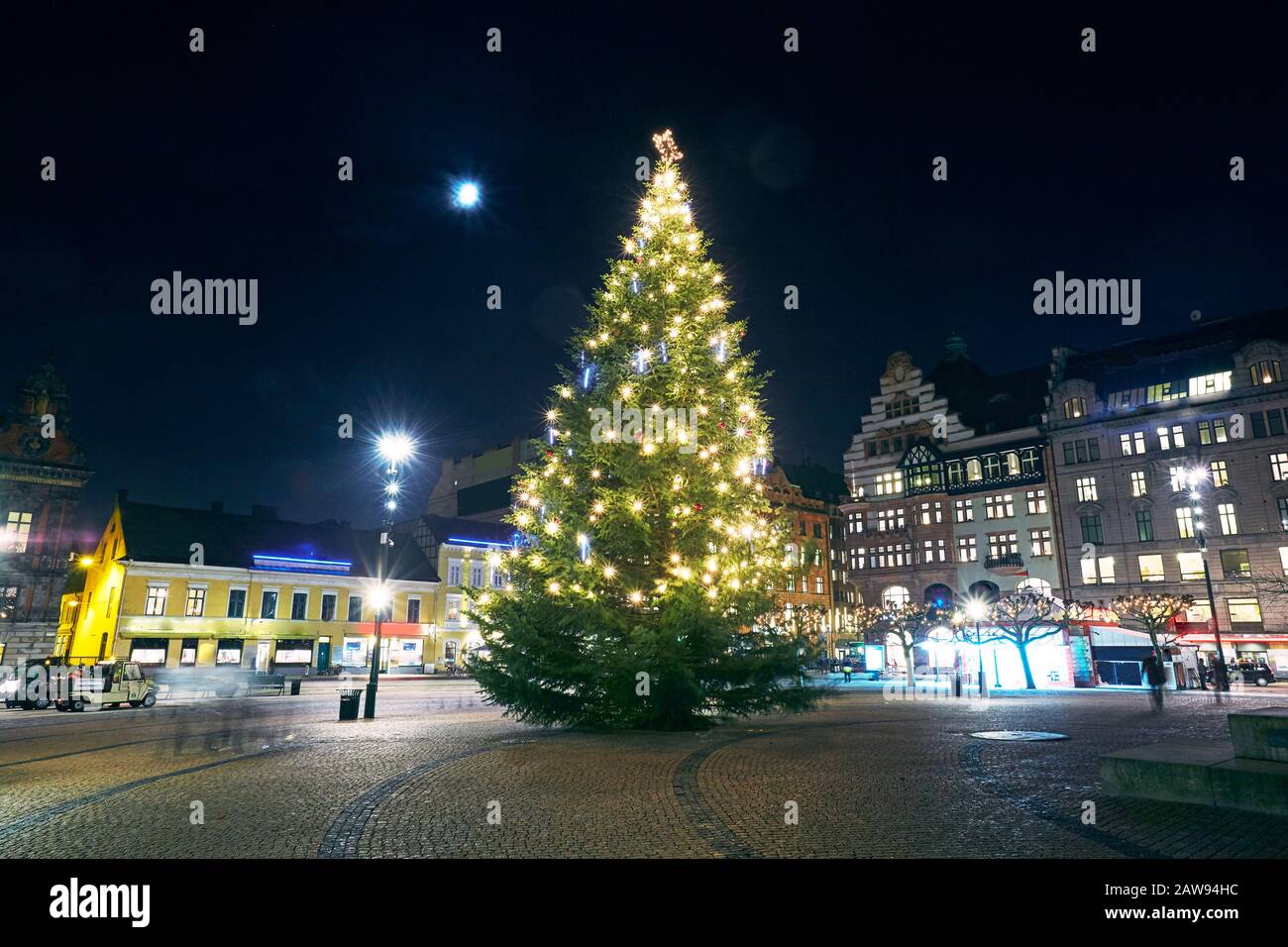 Albero di Natale nella piazza principale di Stortoget di Malmo illuminato di notte Foto Stock