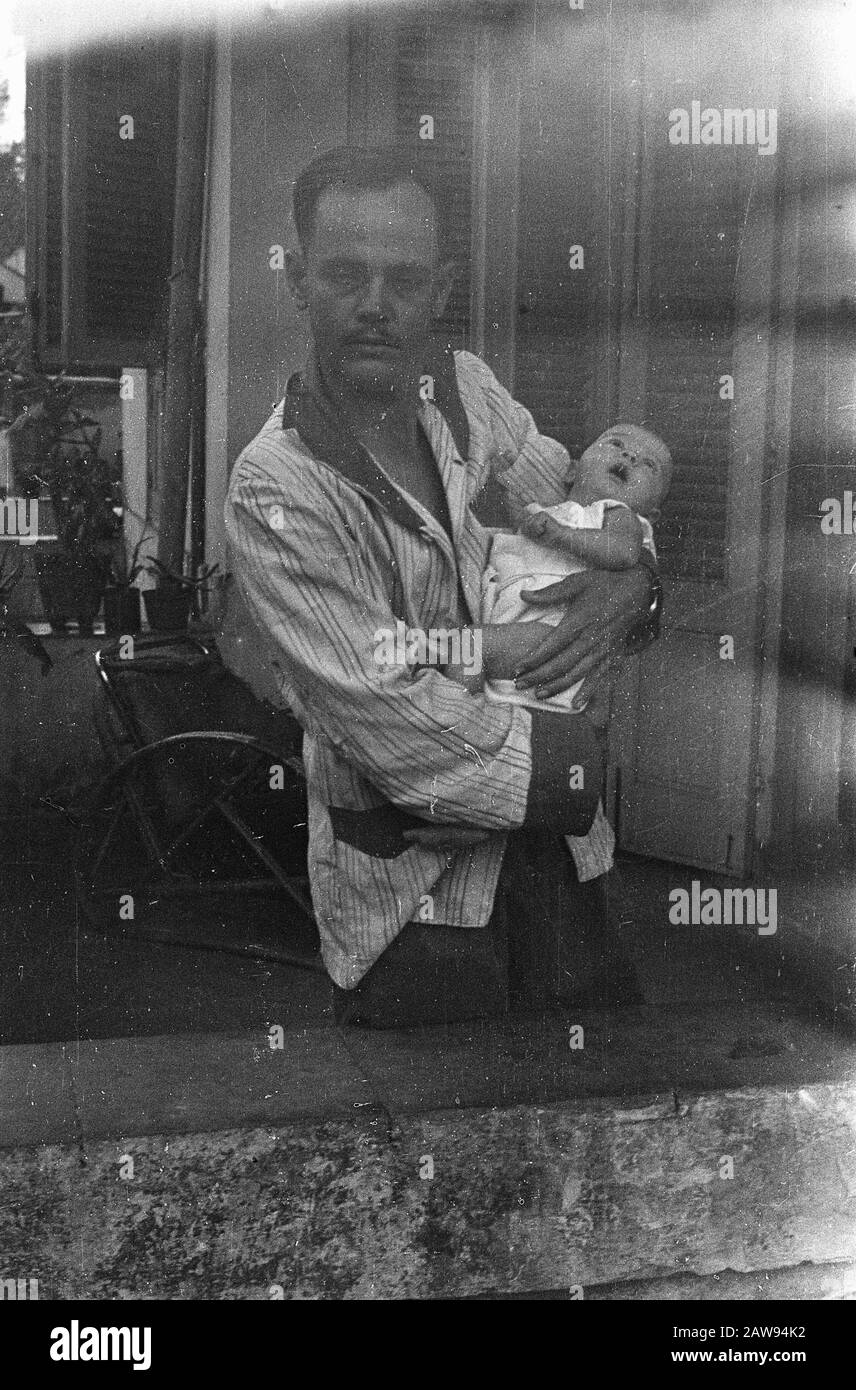 Ritratto immagini (varie) [passaporto fotografie] uomo in pigiama mostrando bambino Data: 01/01/1947 Ubicazione: Indonesia Indie Orientali olandesi Foto Stock