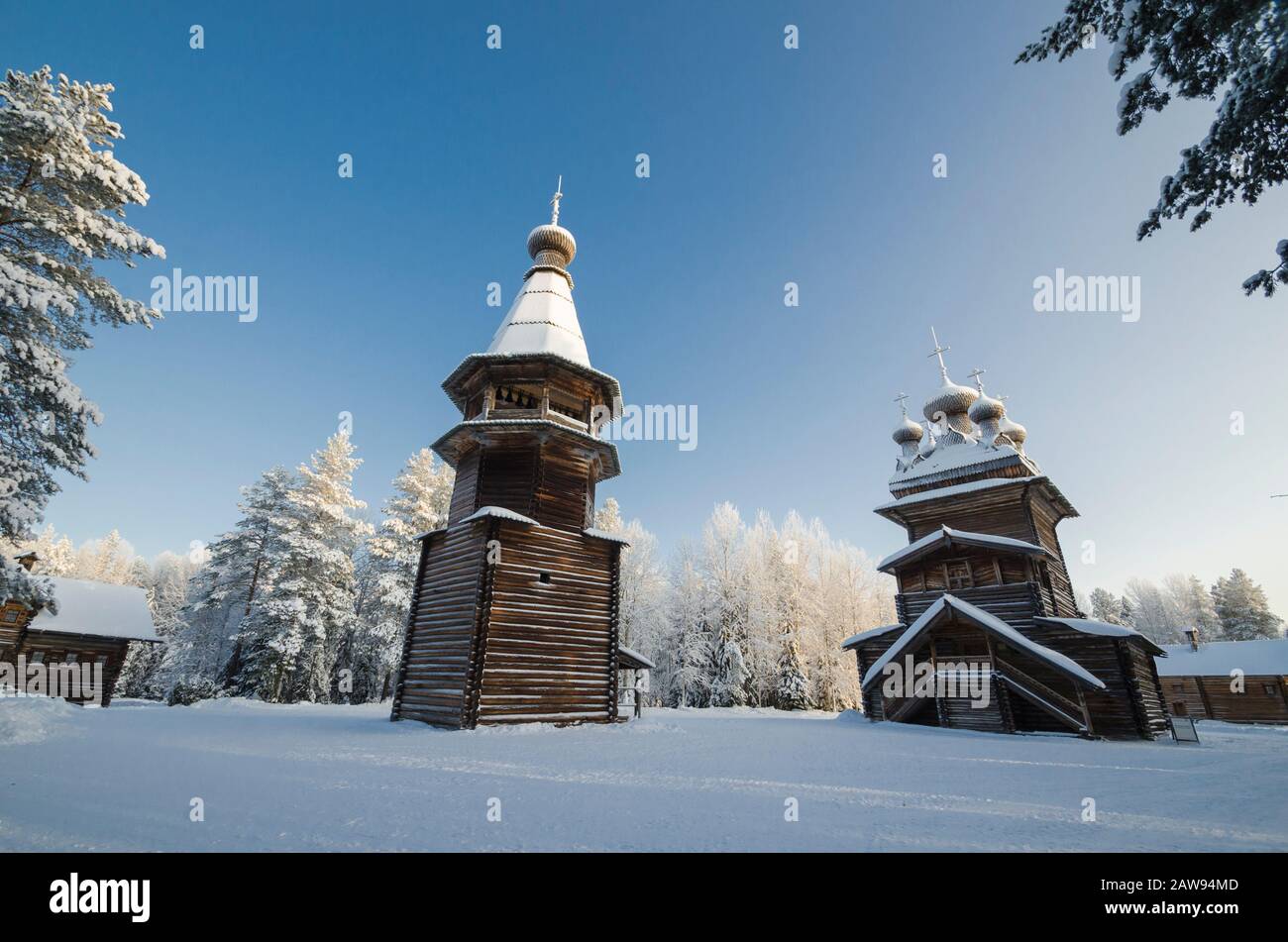 Campanile in legno e chiesa nel Malye Korely museo suburbano. Russia, regione di Arkhangelsk, distretto di Primorsky Foto Stock