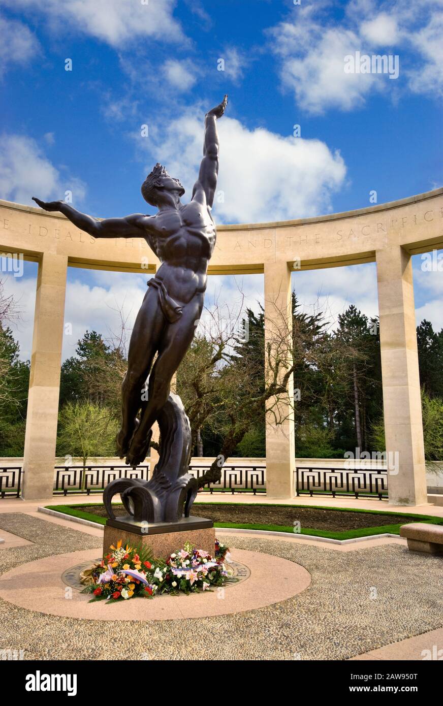 Monumento ai caduti con la statua dello Spirito della Gioventù americana, cimitero militare americano, Colleville sur Mer, Normandia, Francia Foto Stock