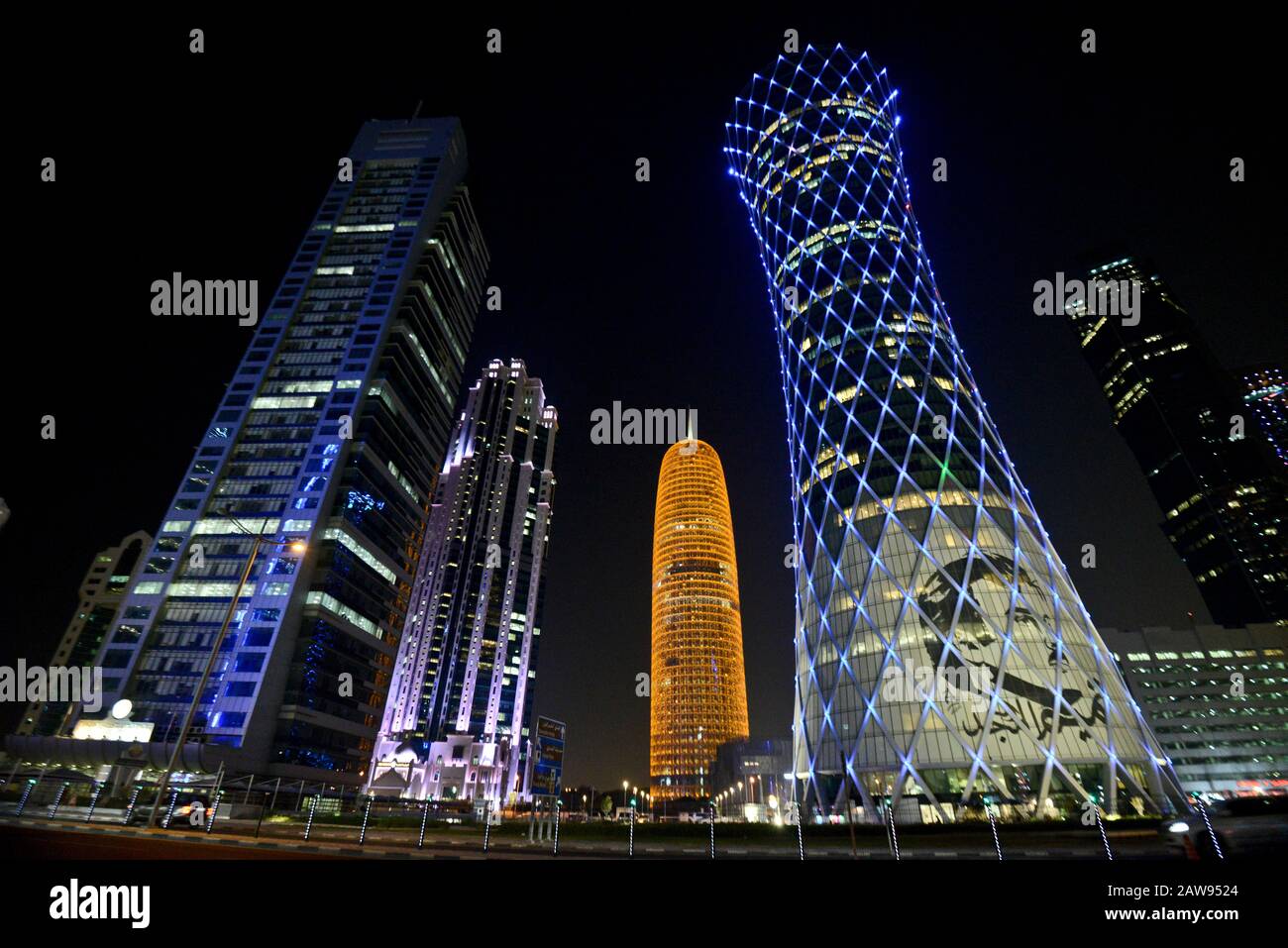 Doha West Bay distretto grattacieli di notte, Qatar Foto Stock