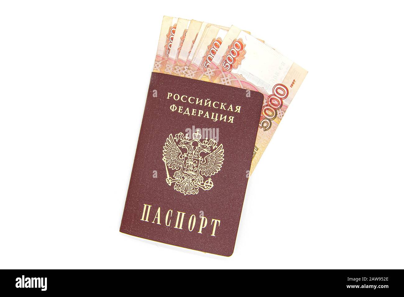 Passaporto russo e moneta russa, alcune banconote da 5000 rubli, isolate su sfondo bianco Foto Stock
