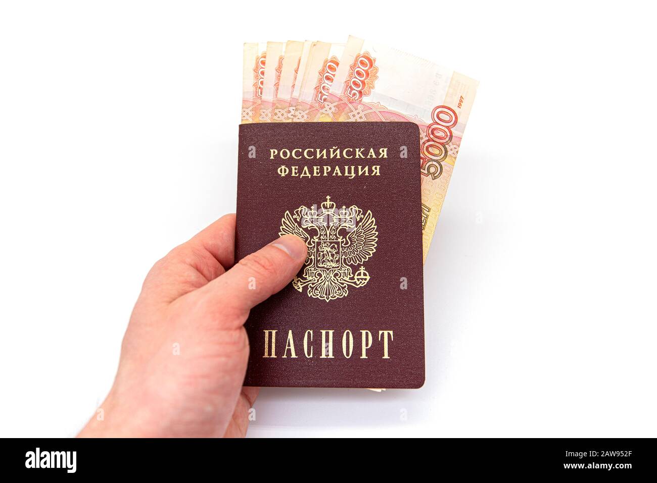 Passaporto russo e moneta russa, alcune banconote da 5000 rubli, isolate su sfondo bianco Foto Stock