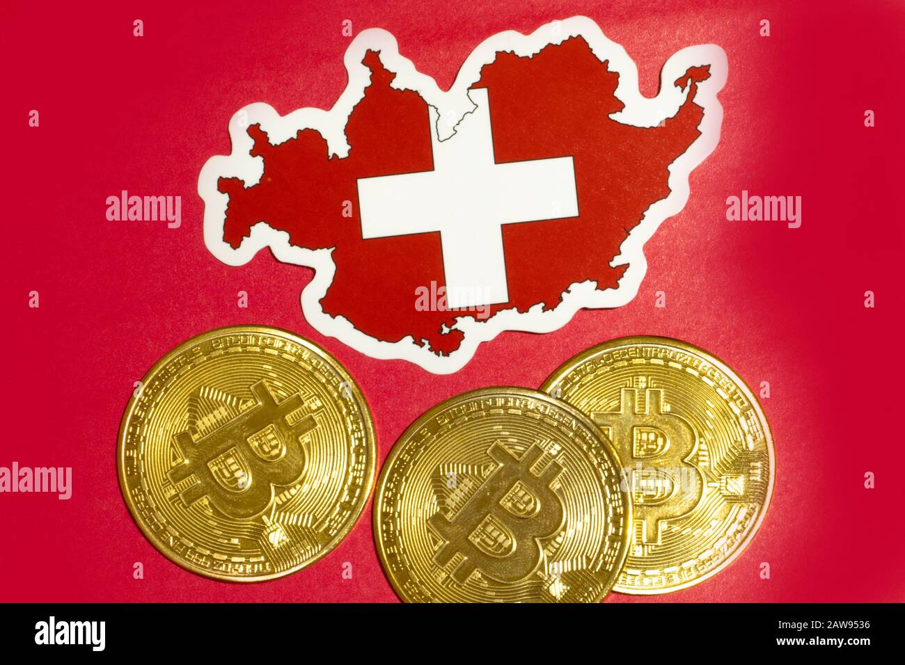 Bandiera Svizzera con inserto piatto Bitcoin per illustrazione. Criptovaluta btc concetto di legge Foto Stock