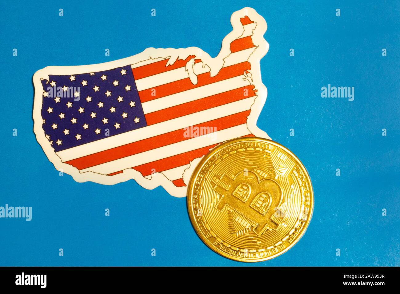 USA Flag con disposizione piatta Bitcoin per illustrazione. Criptovaluta btc concetto di legge Foto Stock