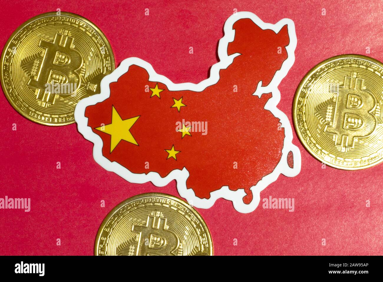 Bandiera della Cina con disposizione piatta di Bitcoin per illustrazione. Criptovaluta btc concetto di legge Foto Stock