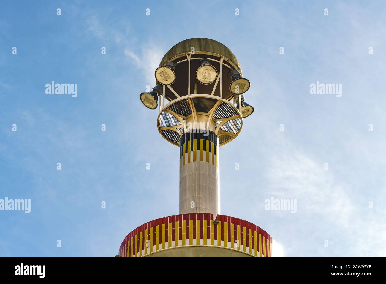 Dettaglio di una torre architettonica con luci Foto Stock