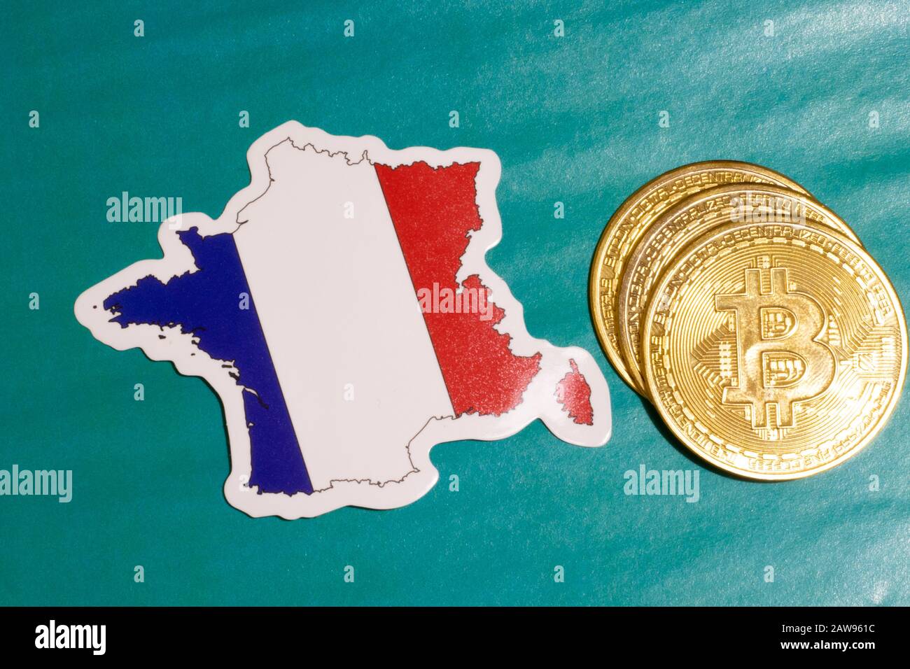 Bandiera di Francia con piatto di Bitcoin per illustrazione. Criptovaluta btc concetto di legge Foto Stock