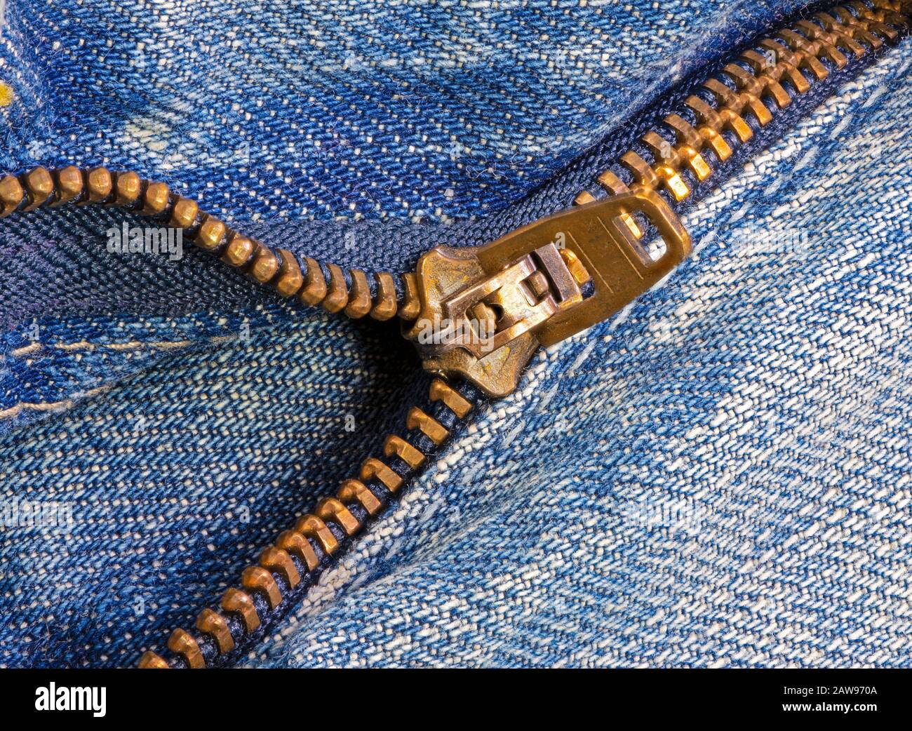Zip aperta di un jeans blu indossato Foto Stock