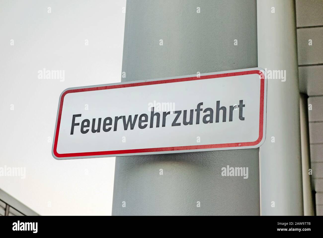 Cartello etichettato con Feuerwehrzufahrt (percorso di salvataggio del fuoco) su un pilastro della città Foto Stock
