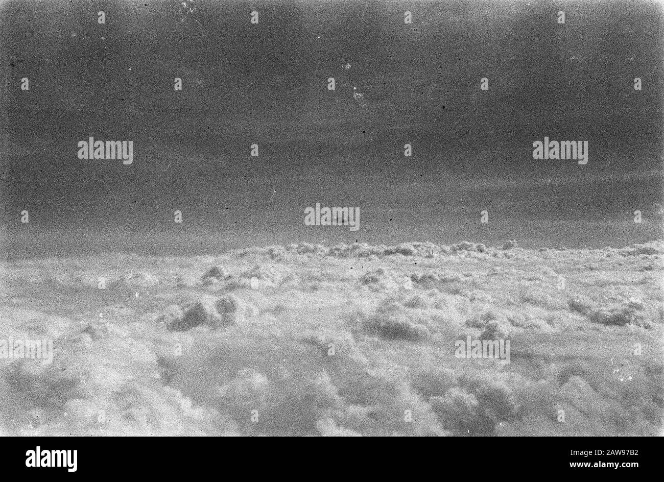 Foto aeree Djokja registrazione da aereo. Curtiss P-51 Mustang Su Cloud Data: Luglio 1947 Luogo: Indonesia Indie Orientali Olandesi Foto Stock