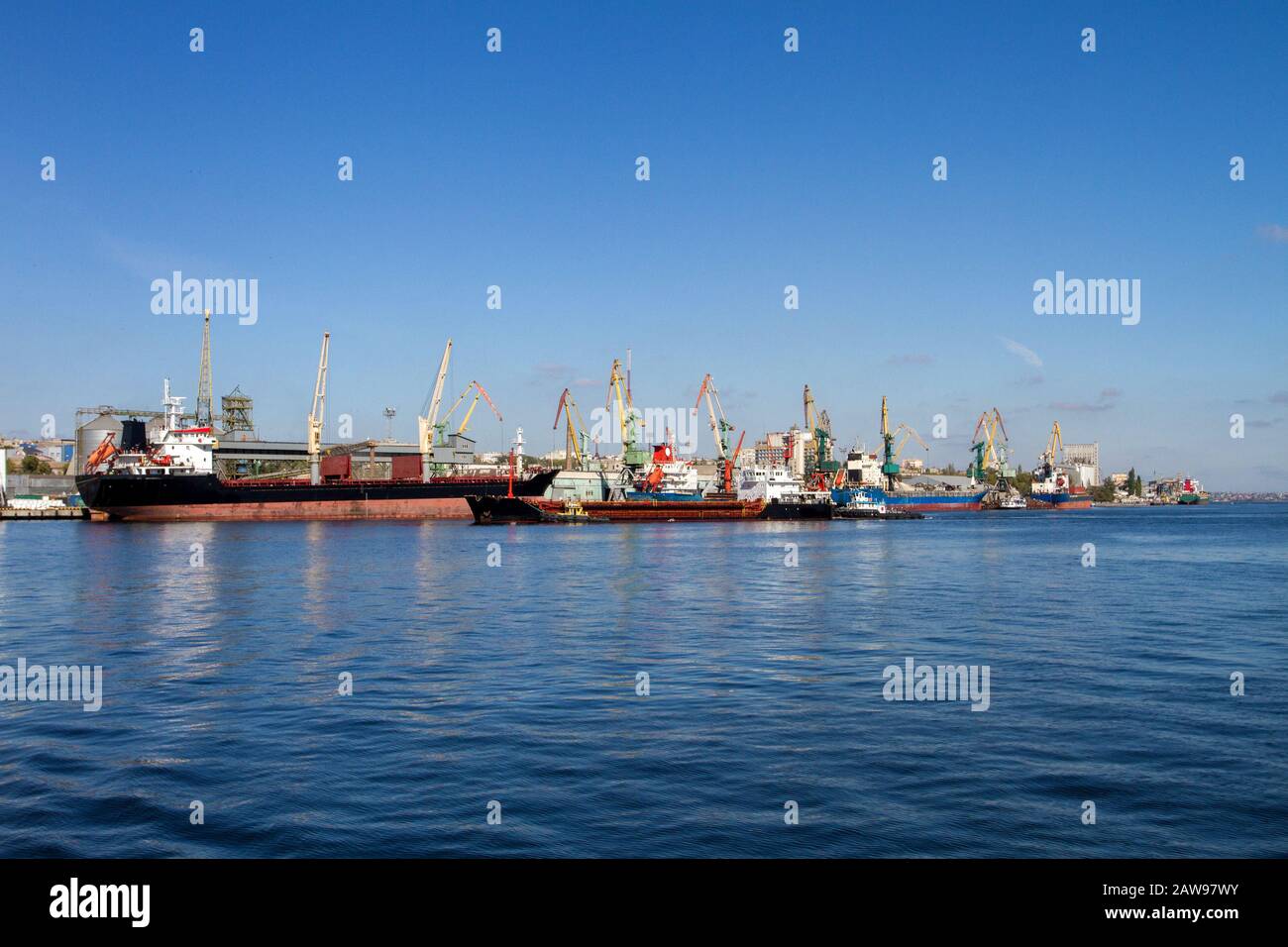 immagine delle navi da mare che caricano le gru a torre nel porto Foto Stock