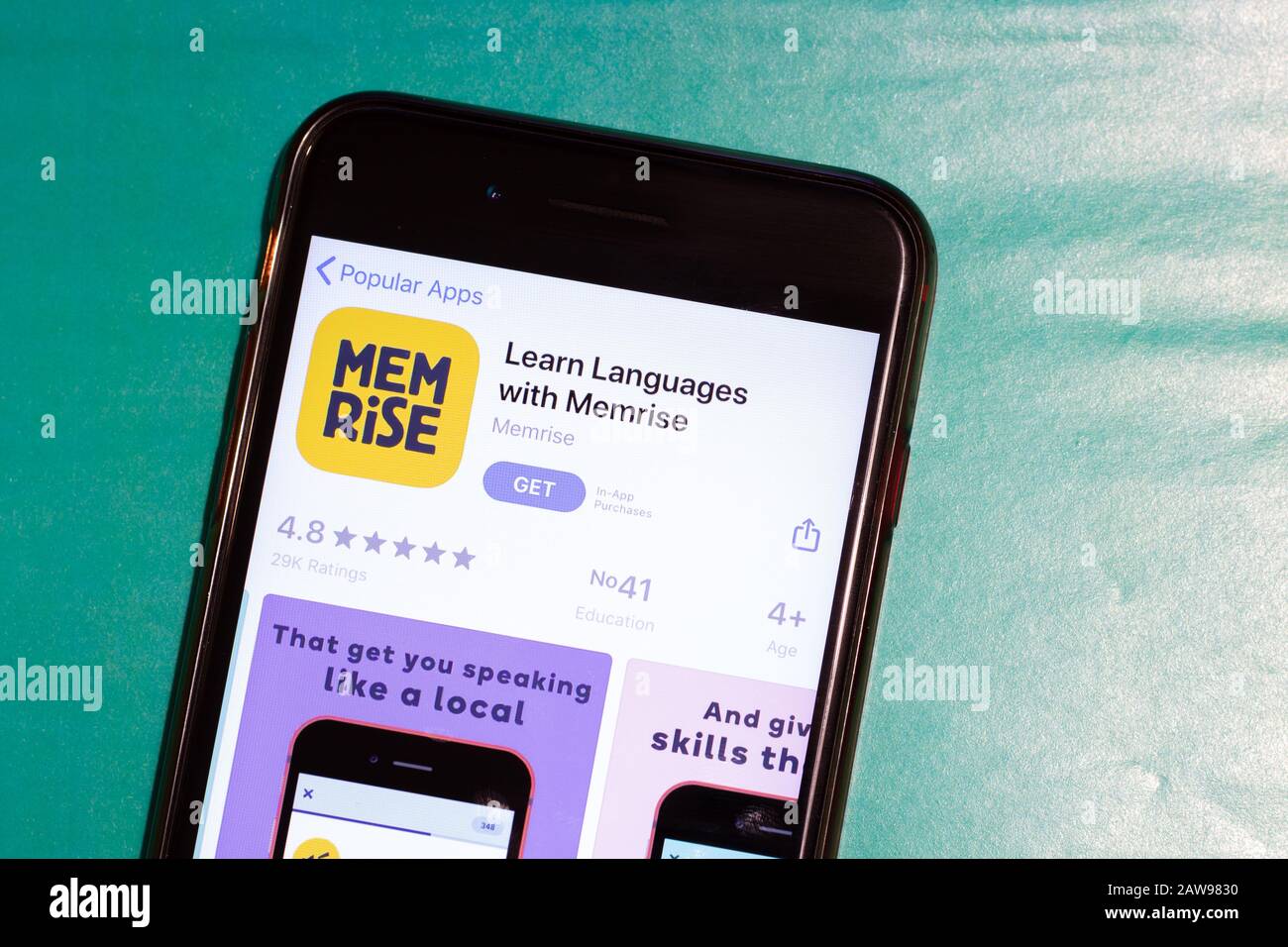 New York City, USA - 5 febbraio 2020: Learn Languages with Memrise app logo on phone screen, Illustrative Editorial Foto Stock