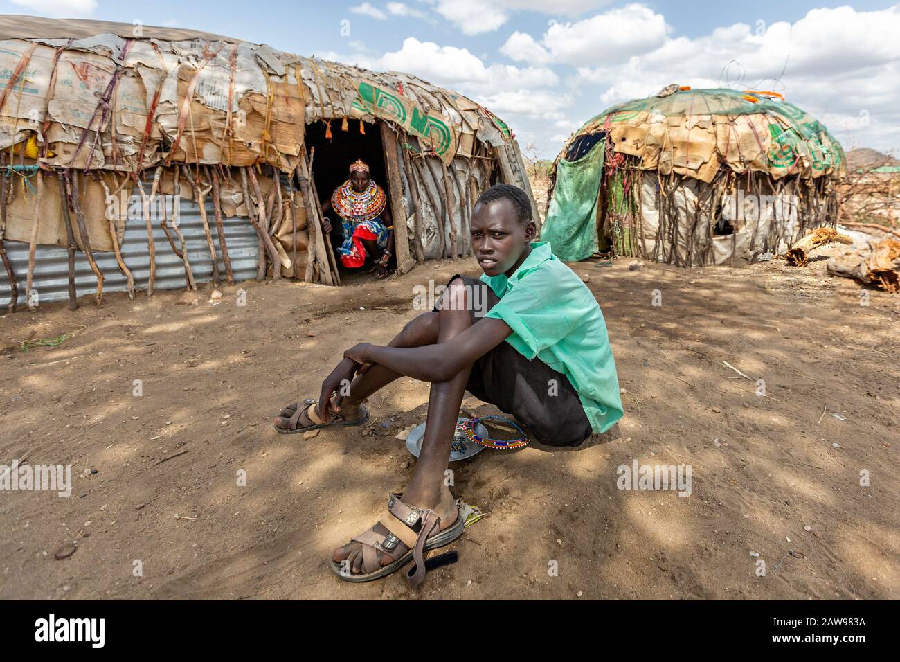 Samburu uomo nel villaggio, Kenya. Foto Stock
