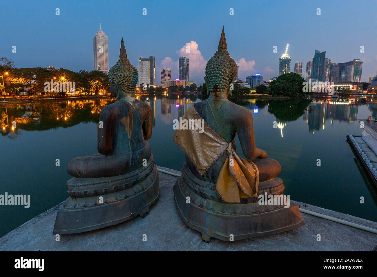 Statue di Buddha al Tempio di Seema Malaka, a Colombo, Sri Lanka Foto Stock