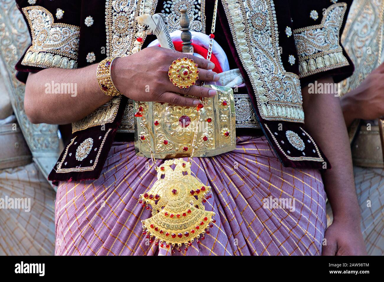 Dettagli dal costume da sposa dello sposo, Colombo, Sri Lanka Foto Stock