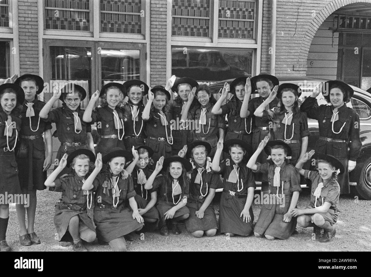 Girl Scouts Utrecht group / Two negatives Date: April 22, 1948 Location: Utrecht Keywords: Girl scout Foto Stock Girl Scouts Utrecht group / Two negatives Date: April 22, 1948 Location: Utrecht Keywords: Girl scout Foto Stock