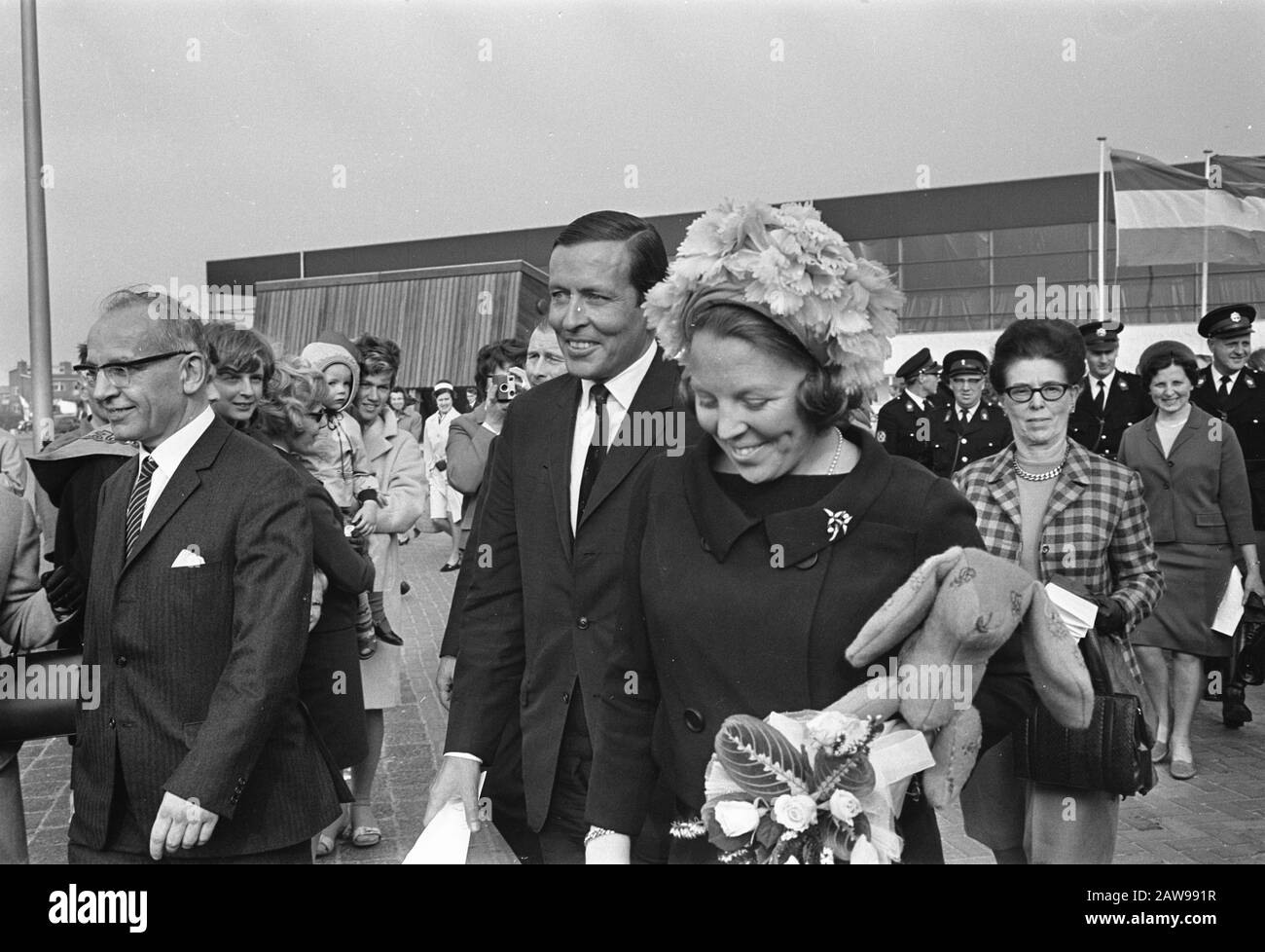 Principessa Beatrix e Principe Claus congresso a Dronten M 68. Principessa Beatrix e Principe Claus Lasciando il Bollard edificio Data: 30 marzo 1968 Località: Dronten Parole Chiave: Congressi, edifici Nome Persona: Beatrix, Principessa, Claus, principe Foto Stock