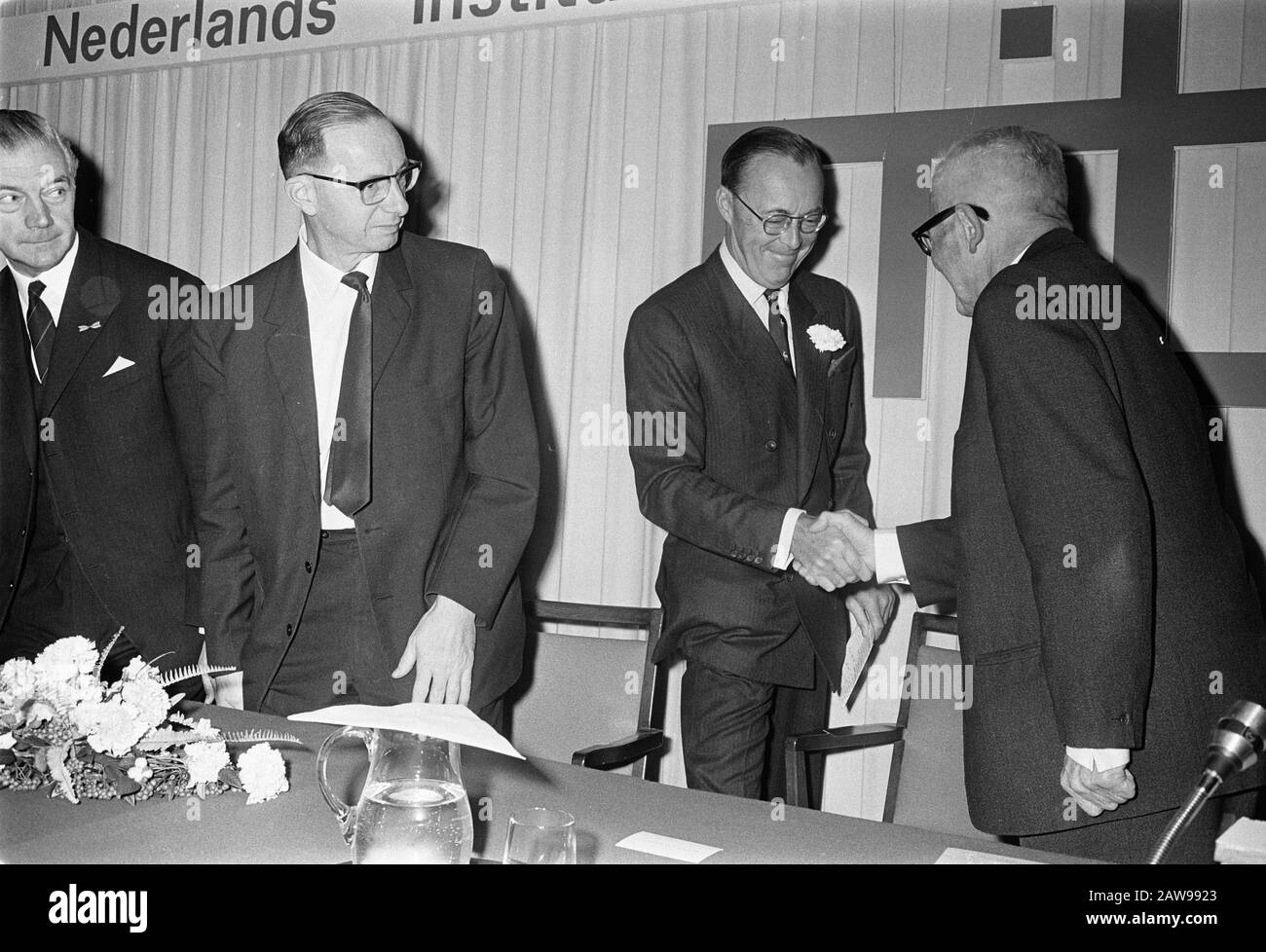 Prince Bernhard ha aperto Institute for Banking and Securities in Amsterdam Stock Exchange Data: 9 novembre 1968 Parole Chiave: Borse, istituzioni, ministri, buchi, principi Nome Persona: Bernhard (Prince Netherlands) Foto Stock