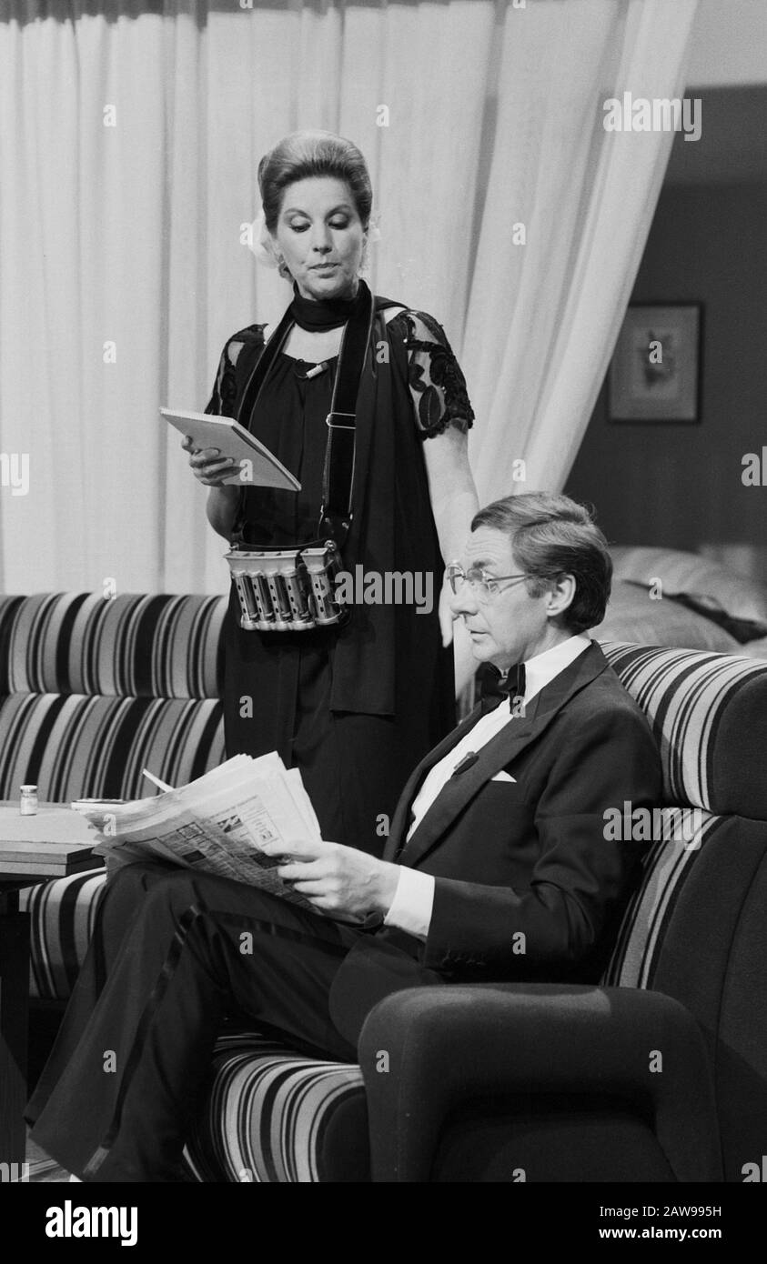 Harald Juhnke, deutscher Schauspieler, Sänger und Entertainer, in einem Sketch mit Johanna von Koczian, Deutschland um 1980. Attore, cantante e intrattenitore tedesco Harald Juhnke suonando in un disegno con Johanna von Koczian, Germania intorno al 1980. Foto Stock