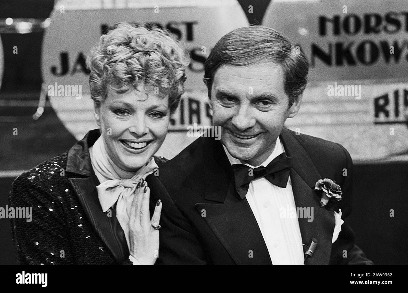 Harald Juhnke, deutscher Schauspieler, Sänger und Entertainer, mit Kollegin Barbara Schöne, Deutschland um 1980. Attore, cantante e intrattenitore tedesco Harald Juhnke, con Barbara Schoene, Germania intorno al 1980. Foto Stock