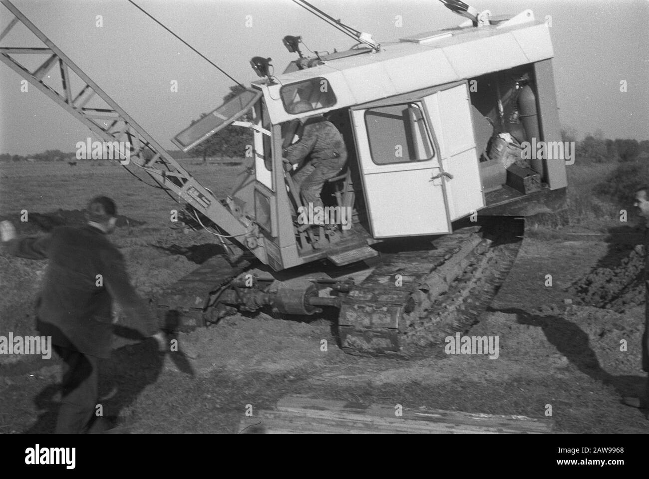 Illustrazione d Data: 1965 Parole Chiave: Subacquei e siepe, scavo e riempimento in trincee, gru, scarichi di posa, normalizzazione dei flussi Nome Persona: Landweer Bridge Institution Nome: Water The Schipbeek Foto Stock Illustrazione d Data: 1965 Parole Chiave: Subacquei e siepe, scavo e riempimento in trincee, gru, scarichi di posa, normalizzazione dei flussi Nome Persona: Landweer Bridge Institution Nome: Water The Schipbeek Foto Stock
