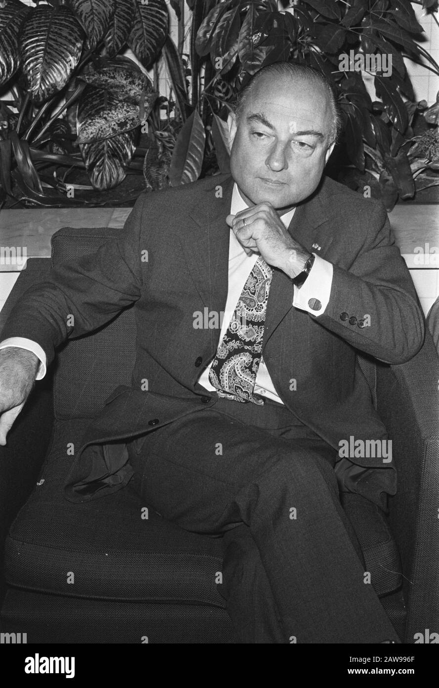 Il Ministro Schmelzer (Affari Esteri) parte per gli Stati Uniti e l'Occidente, Schiphol Data: 22 settembre 1971 Parole Chiave: Ministri Nome Persona: Schmelzer, Norbert Foto Stock