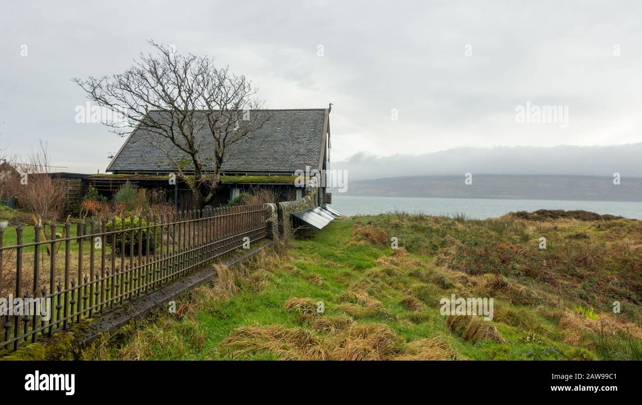 Casa di vacanza eco-house con pannelli solari, pompa di calore fonte di terra e un tetto vivente, Carradale, Argyll, Scozia Foto Stock