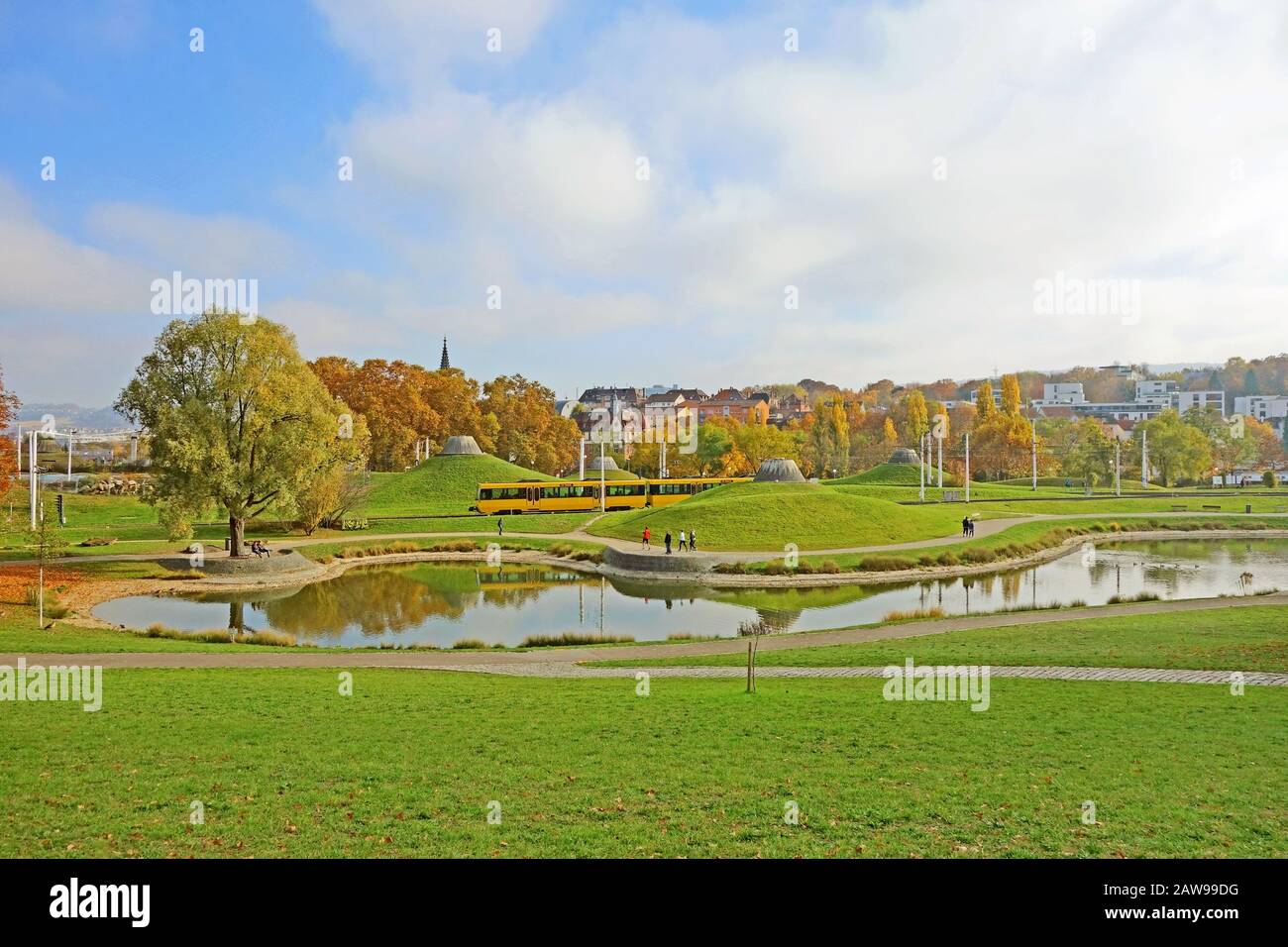 Stoccarda, Germania - 1° novembre 2015: Unterer Schlossgarten, Inselsee (Lower Castle Garden, Island Lake), un'area ricreativa locale Foto Stock